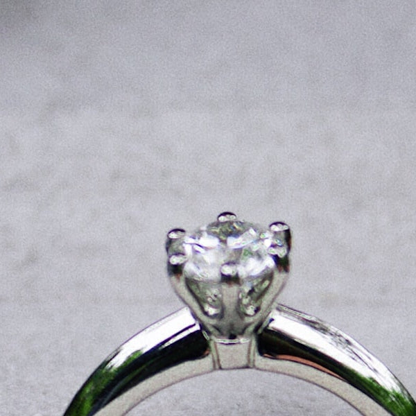 Round cut diamond ring, wide macro banner
