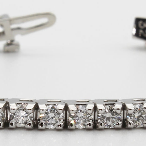 Diamond tennis bracelet, wide banner